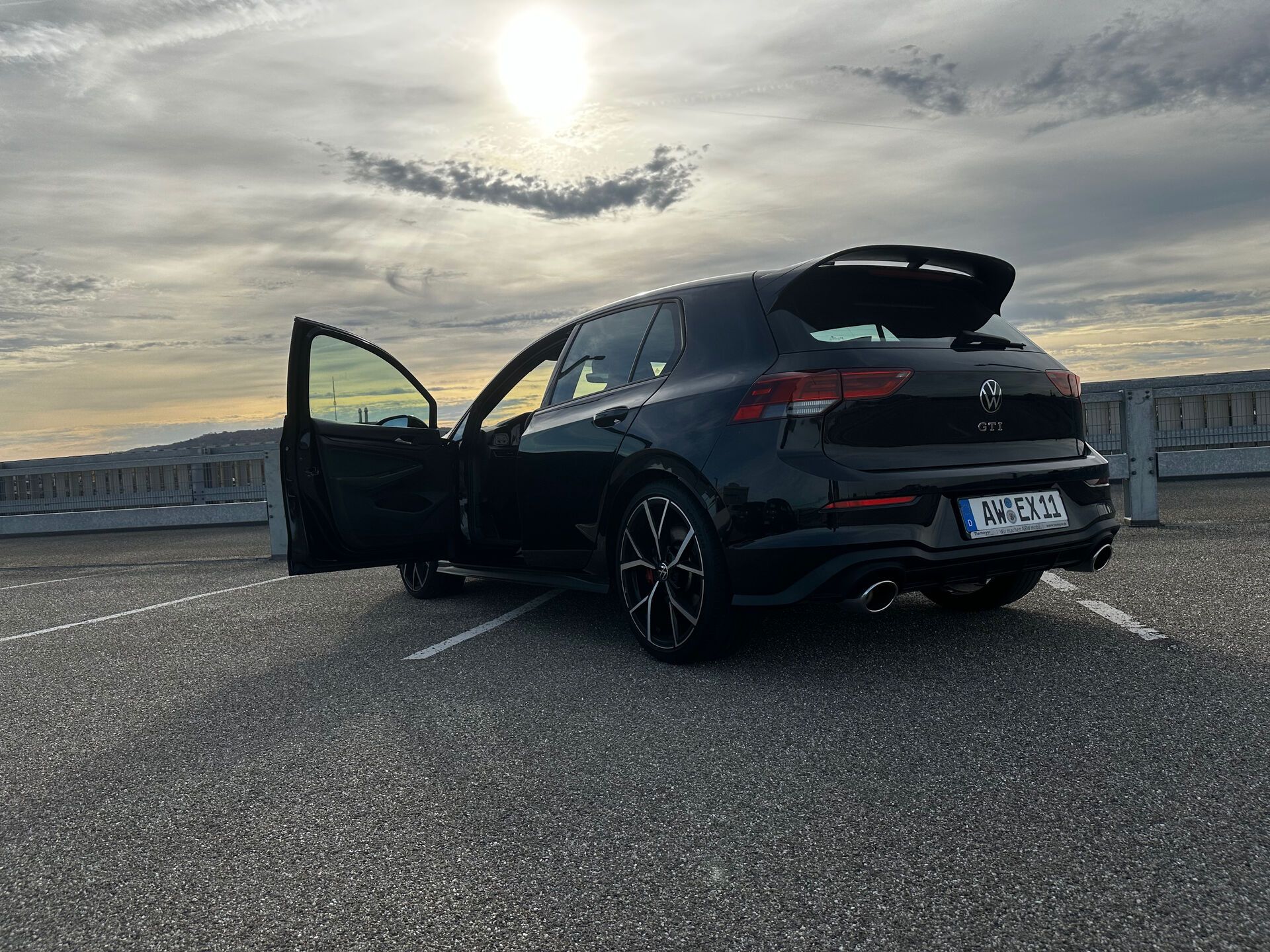 VW Golf GTI 8 Clubsport – Heckansicht mit Dachkantenspoiler und Doppelendrohr