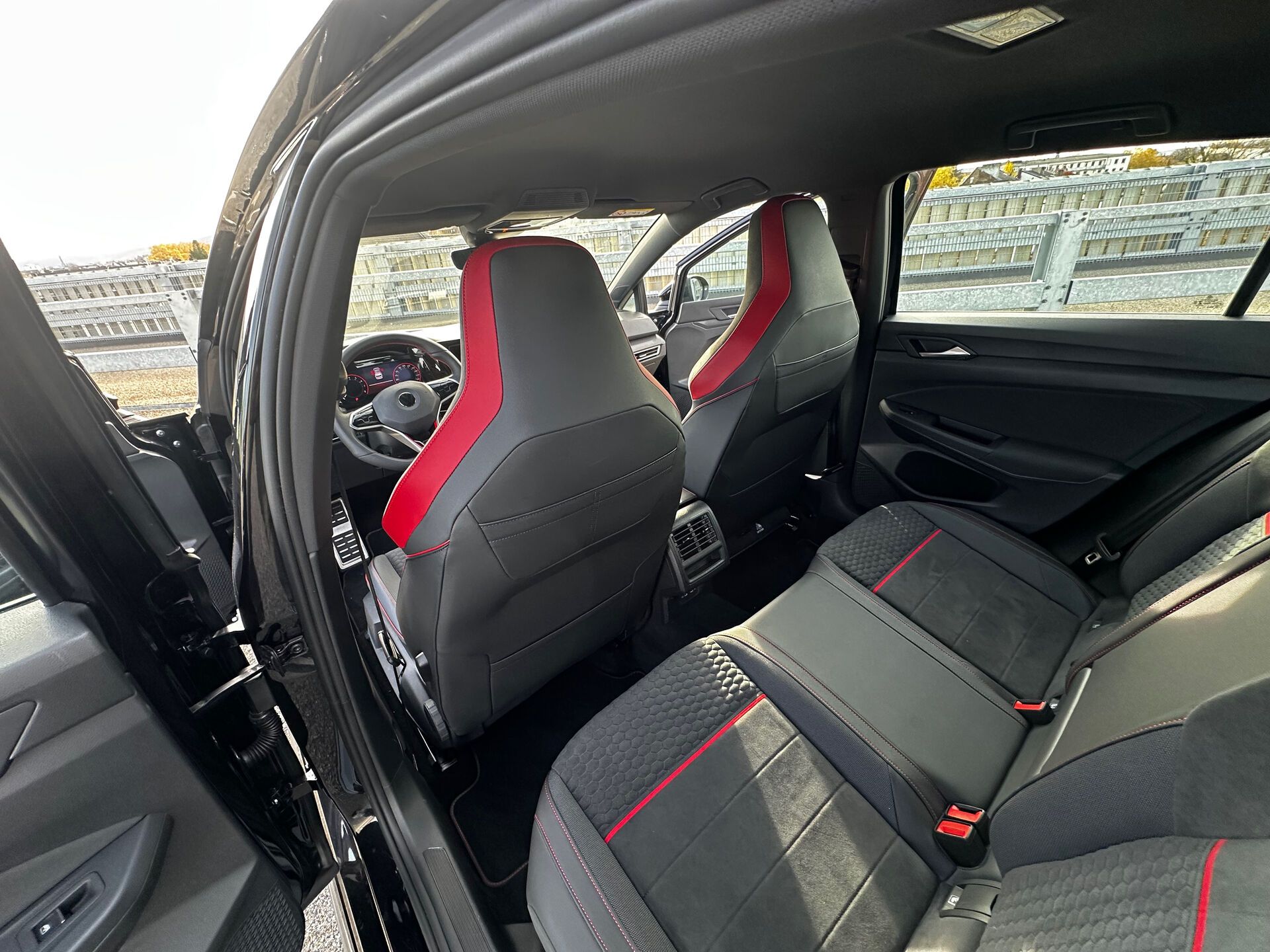 VW Golf GTI 8 Clubsport – Rücksitzbank mit Sportsitzen in Schwarz-Rot