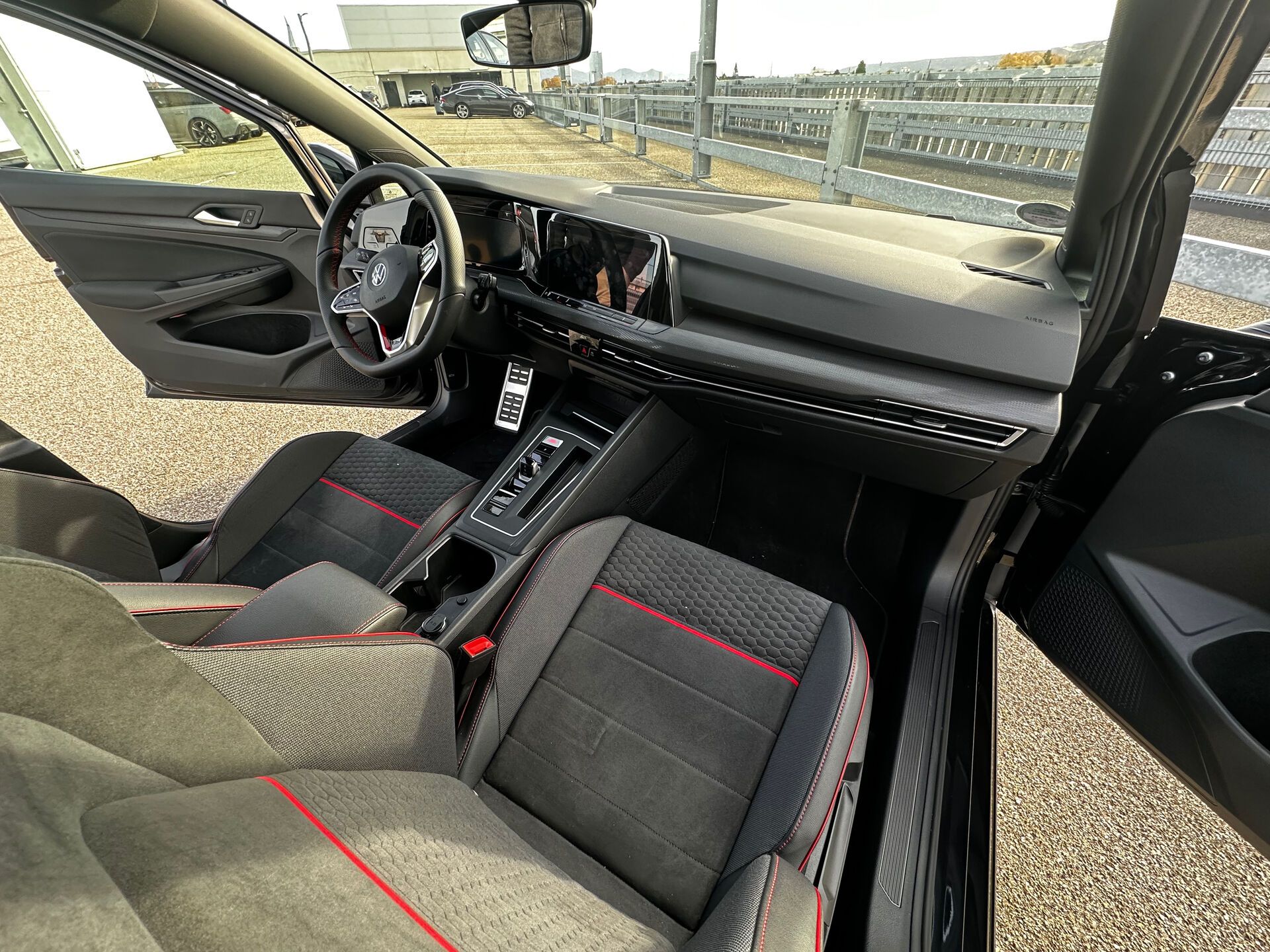 VW Golf GTI 8 Clubsport – Cockpit mit Sportsitzen und digitalem Tacho